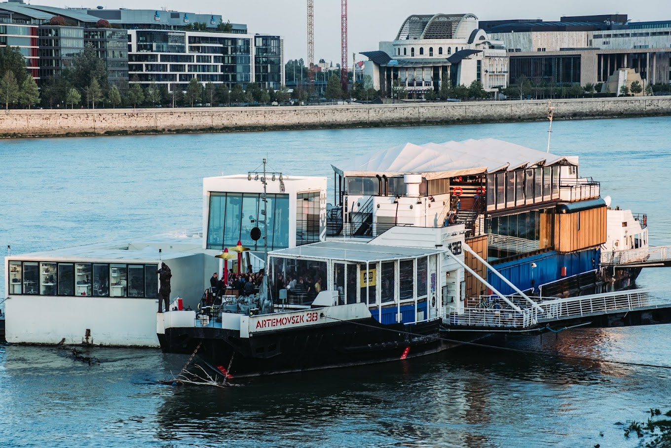 Elhagyni kényszerült az A38-t a Petőfi Rádió